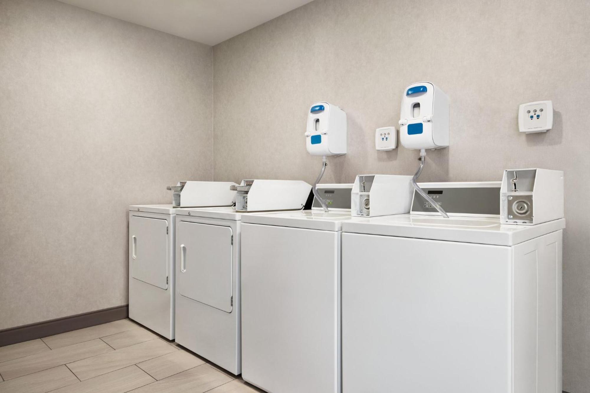 Holiday Inn Express Syracuse Airport By Ihg North Syracuse Kültér fotó
